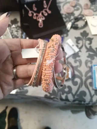 Lote de pulseras nuevas sin estrenar con el precio