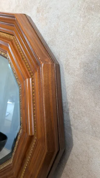 Espejo octogonal madera y dorado. Estilo Japandi