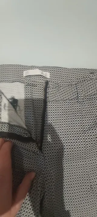 Pantalón vestir blanco con florecitas negras