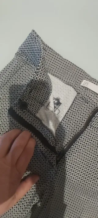 Pantalón vestir blanco con florecitas negras