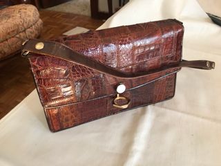 Bolso pequeño marrón de piel troquelada