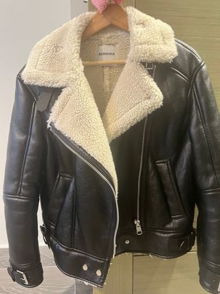 Cazadora negra de cuero y borrego