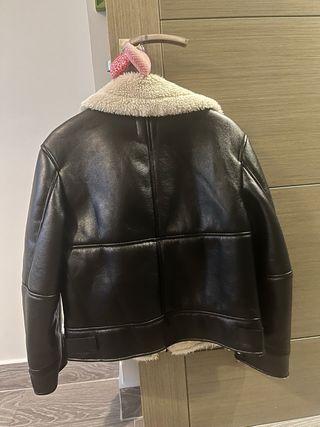 Cazadora negra de cuero y borrego