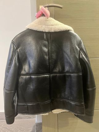 Cazadora negra de cuero y borrego