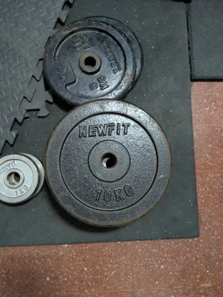 Discos y barra de gimnasio