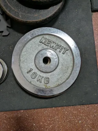 Discos y barra de gimnasio