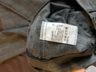 Pantalón de vestir gris rayas rojas a la cadera