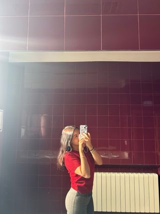 Pantalón de vestir gris rayas rojas a la cadera