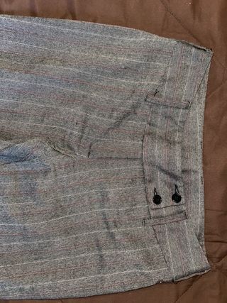 Pantalón de vestir gris rayas rojas a la cadera
