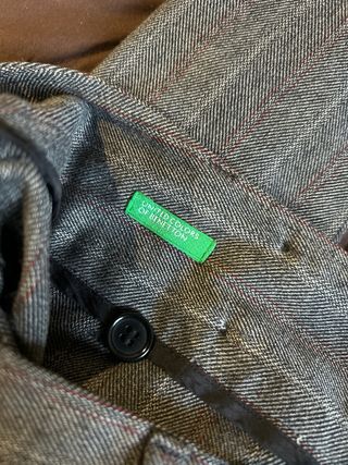 Pantalón de vestir gris rayas rojas a la cadera