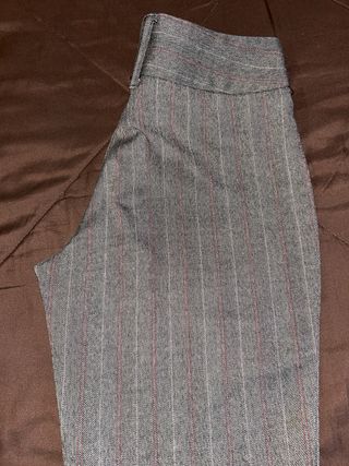 Pantalón de vestir gris rayas rojas a la cadera
