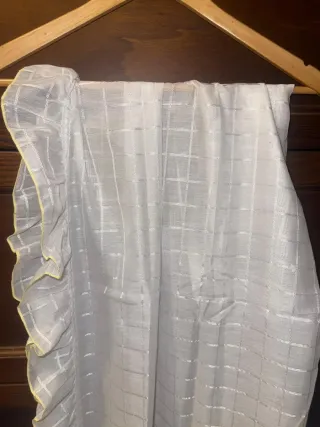 tenda bianca a quadri in tessuto sintetico