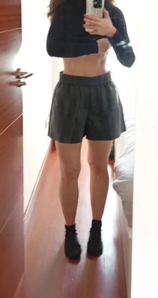 Pantalón corto efecto piel