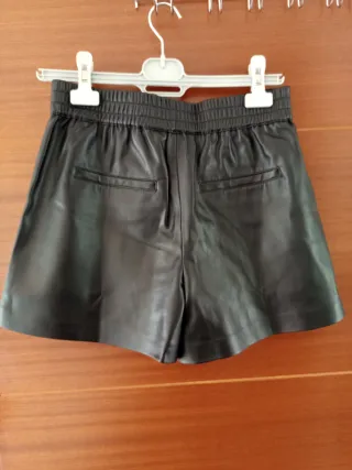 Pantalón corto efecto piel