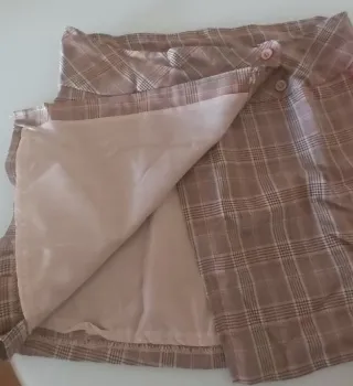 Falda cortita cruzada