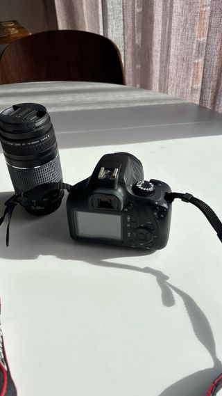 Cámara de fotos Canon EOS Rebel T100. Excelente