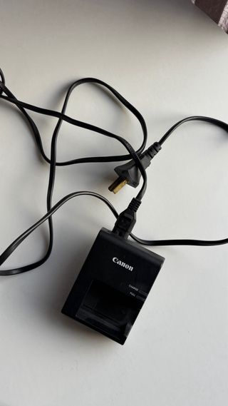 Cámara de fotos Canon EOS Rebel T100. Excelente