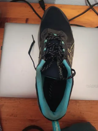 Zapatilla  trail running, como nuev