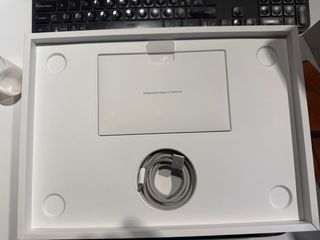 MacBook Air M2 (2022) - 8 GB RAM / 256 GB SSD