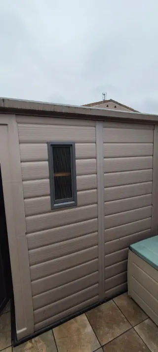 Caseta de resina Keter beige y gris