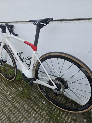 Bicicleta de carretera Eléctrica marca BH Irs1 1.6