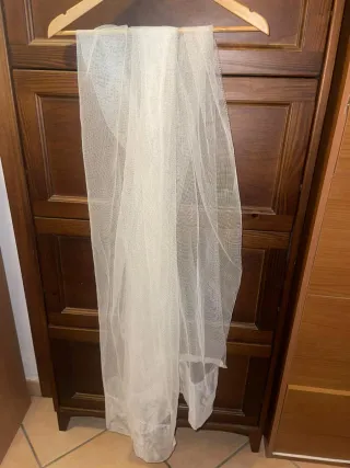 Tenda bianca ricamata