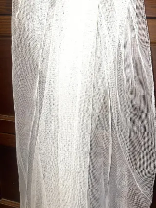 Tenda bianca ricamata