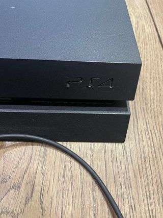 PlayStation 4 con mando y 4 juegos de regalo