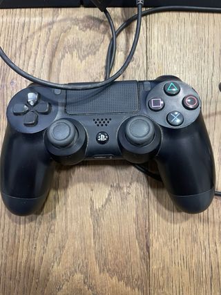PlayStation 4 con mando y 4 juegos de regalo