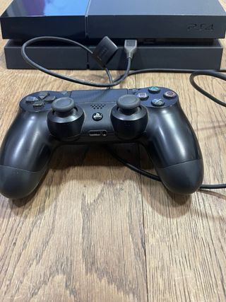 PlayStation 4 con mando y 4 juegos de regalo