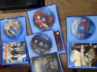 PlayStation 4 con mando y 4 juegos de regalo