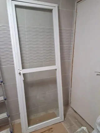 Puerta aluminio blanca y cristales 200x72