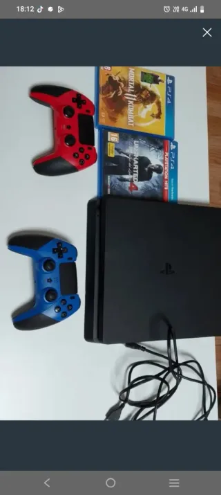 PS4 (PlayStation 4) con 2 mandos y 2 juegos