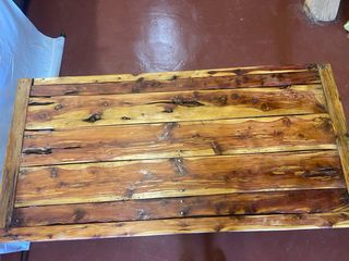 Mesa rústica de madera