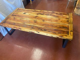 Mesa rústica de madera