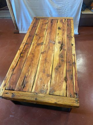 Mesa rústica de madera