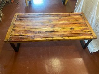 Mesa rústica de madera