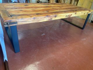 Mesa rústica de madera