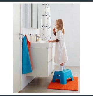 Taburete infantil azul con puntos verdes Ikea