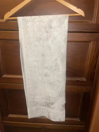 tenda bianca ricamata