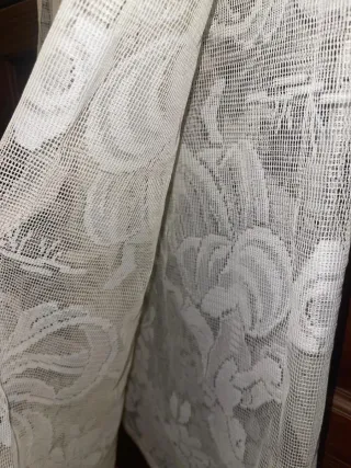 tenda bianca ricamata