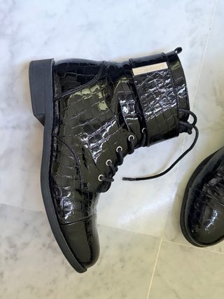 Botas charol negro efecto piel cocodrilo