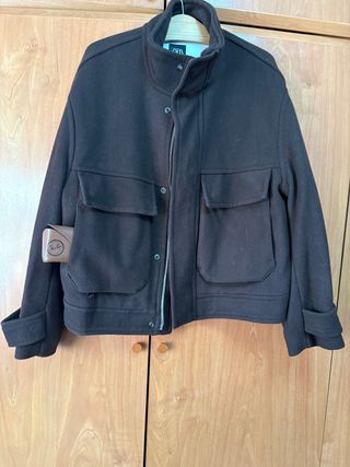 Cazadora marrón, 2 bolsillos. Buen estado.