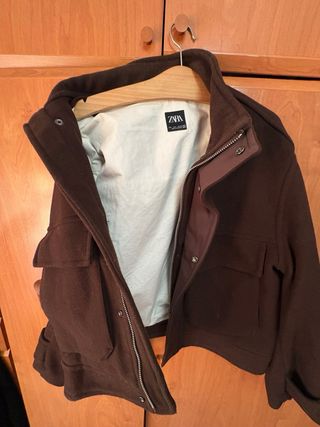 Cazadora marrón, 2 bolsillos. Buen estado.