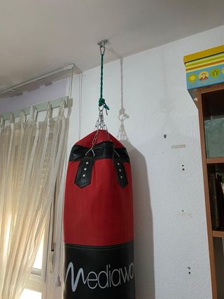 Saco de boxeo, guantes y vendas