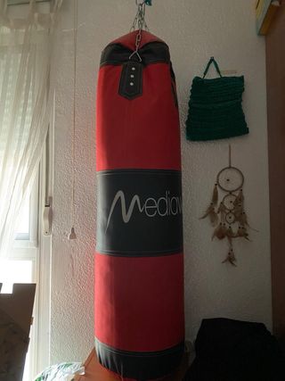 Saco de boxeo, guantes y vendas