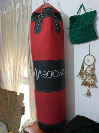 Saco de boxeo, guantes y vendas