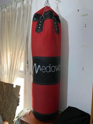 Saco de boxeo, guantes y vendas