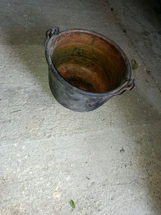 Caldero de Cobre Antiguo con Asa de Hierro Forjado