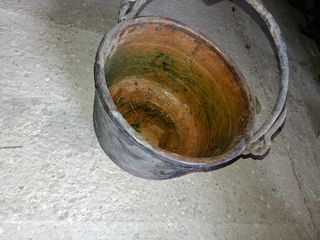 Caldero de Cobre Antiguo con Asa de Hierro Forjado